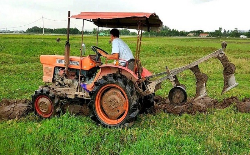 Mơ thấy mình đang lái máy cày ruộng