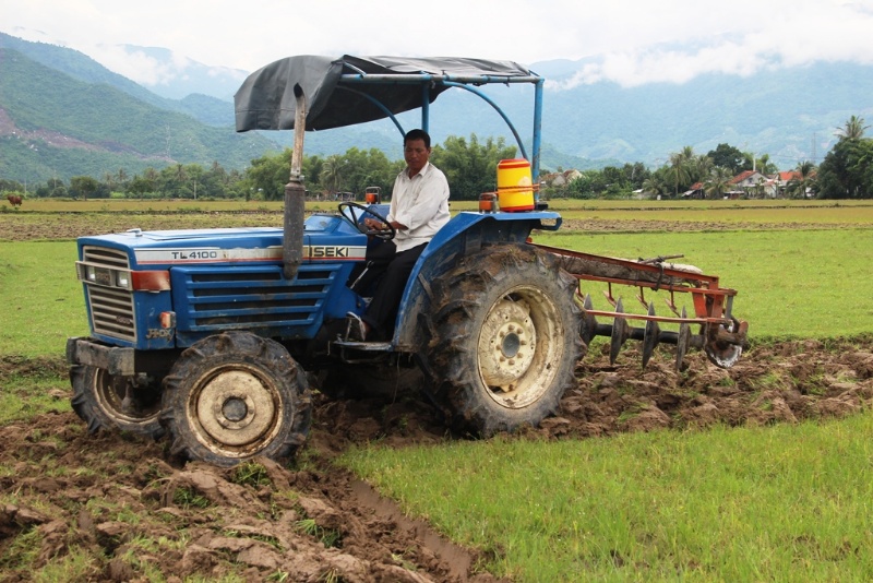 Ngủ mơ thấy máy cày ruộng bị hỏng